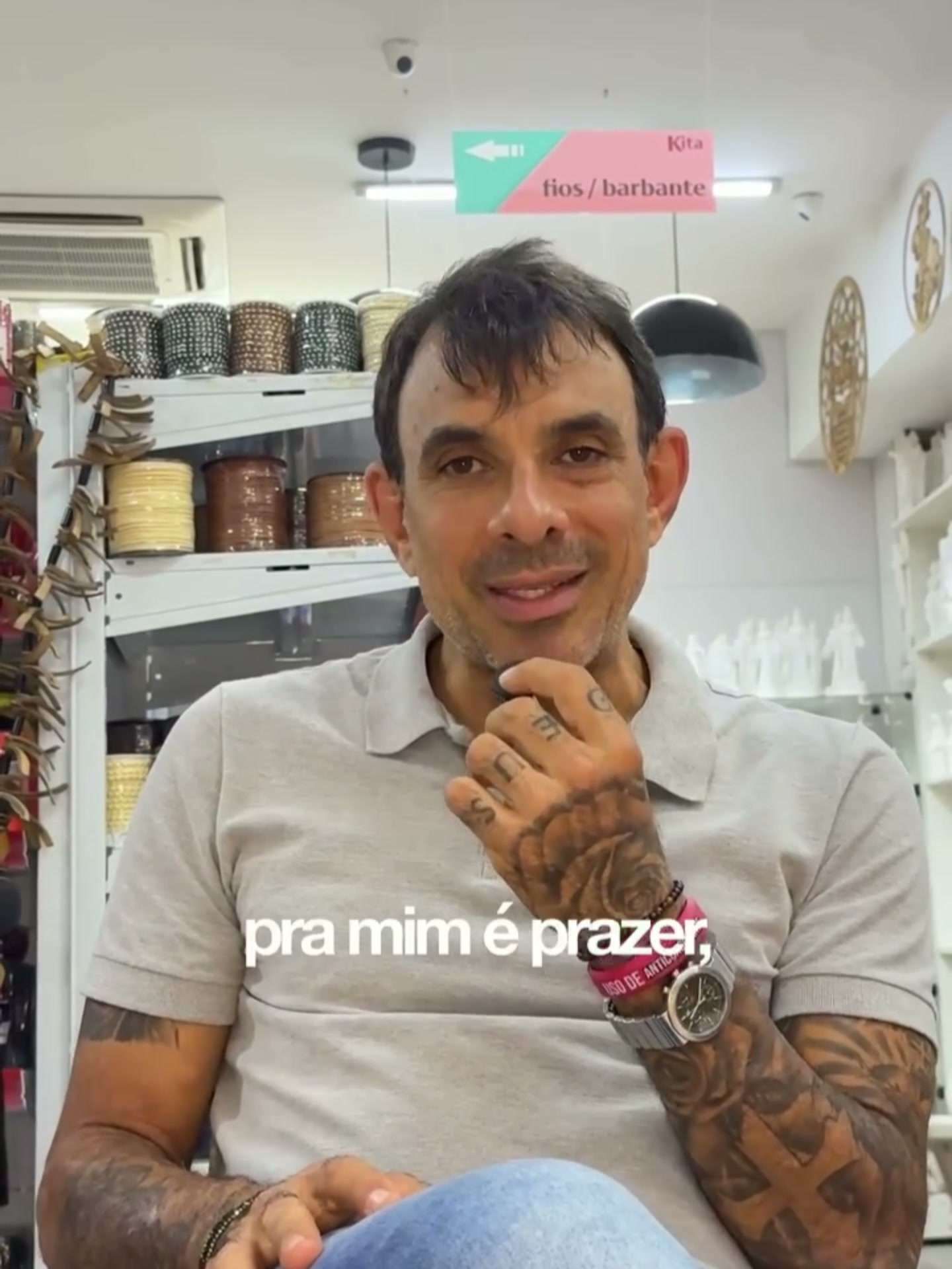 Raphael Tosto sorrindo, sentado na Kita Centro
