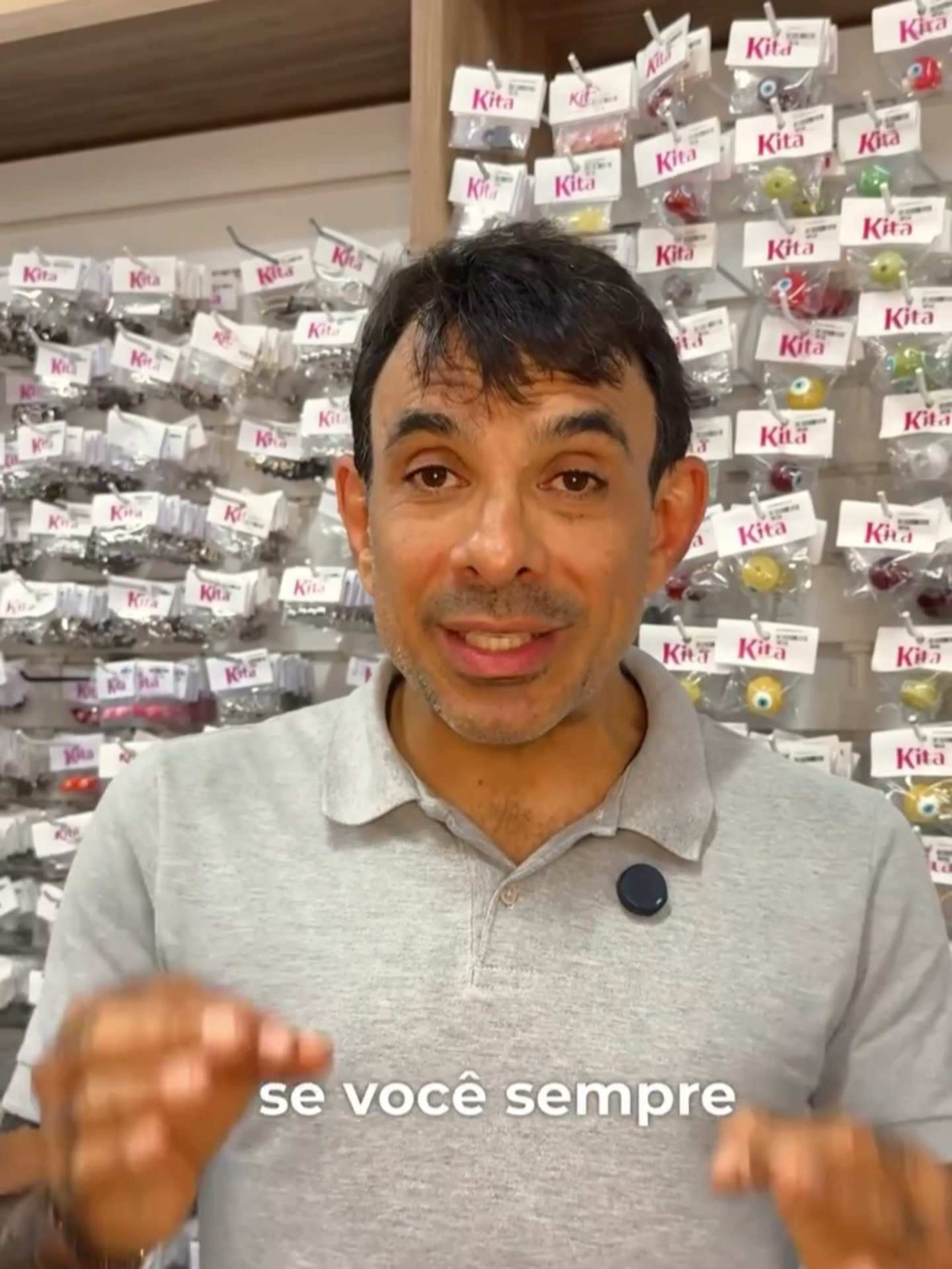 Raphael Tosto falando sobre as oficinas, em frente à parede de insumos