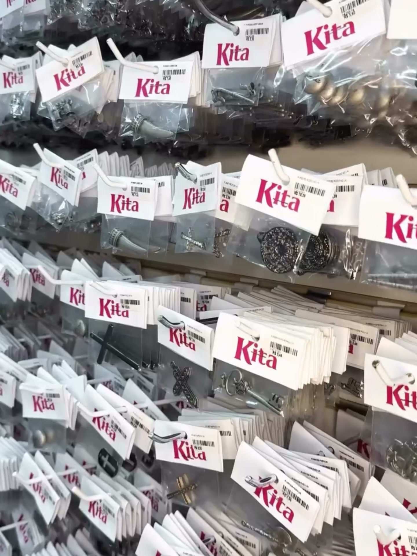 Parede com dezenas de pacotes de insumos com a etiqueta rosa da Kita